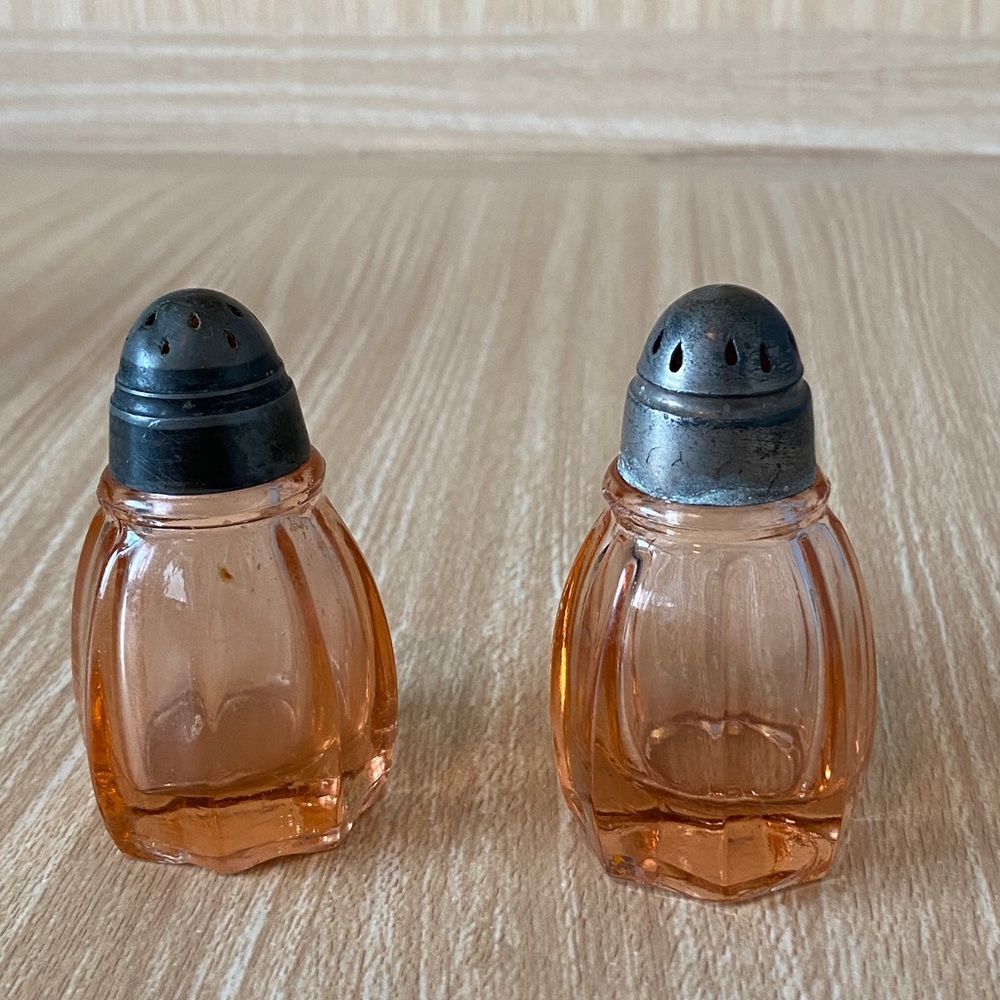 Antique Pink Depression Glass Salt & Pepper Shaker - Picture 3 of 15